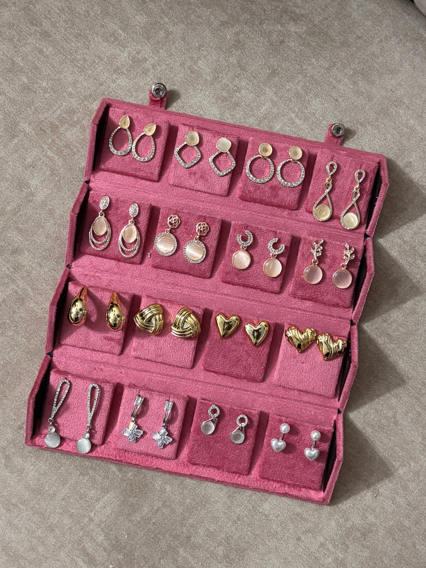 Viral Earring Box (16 pieces)