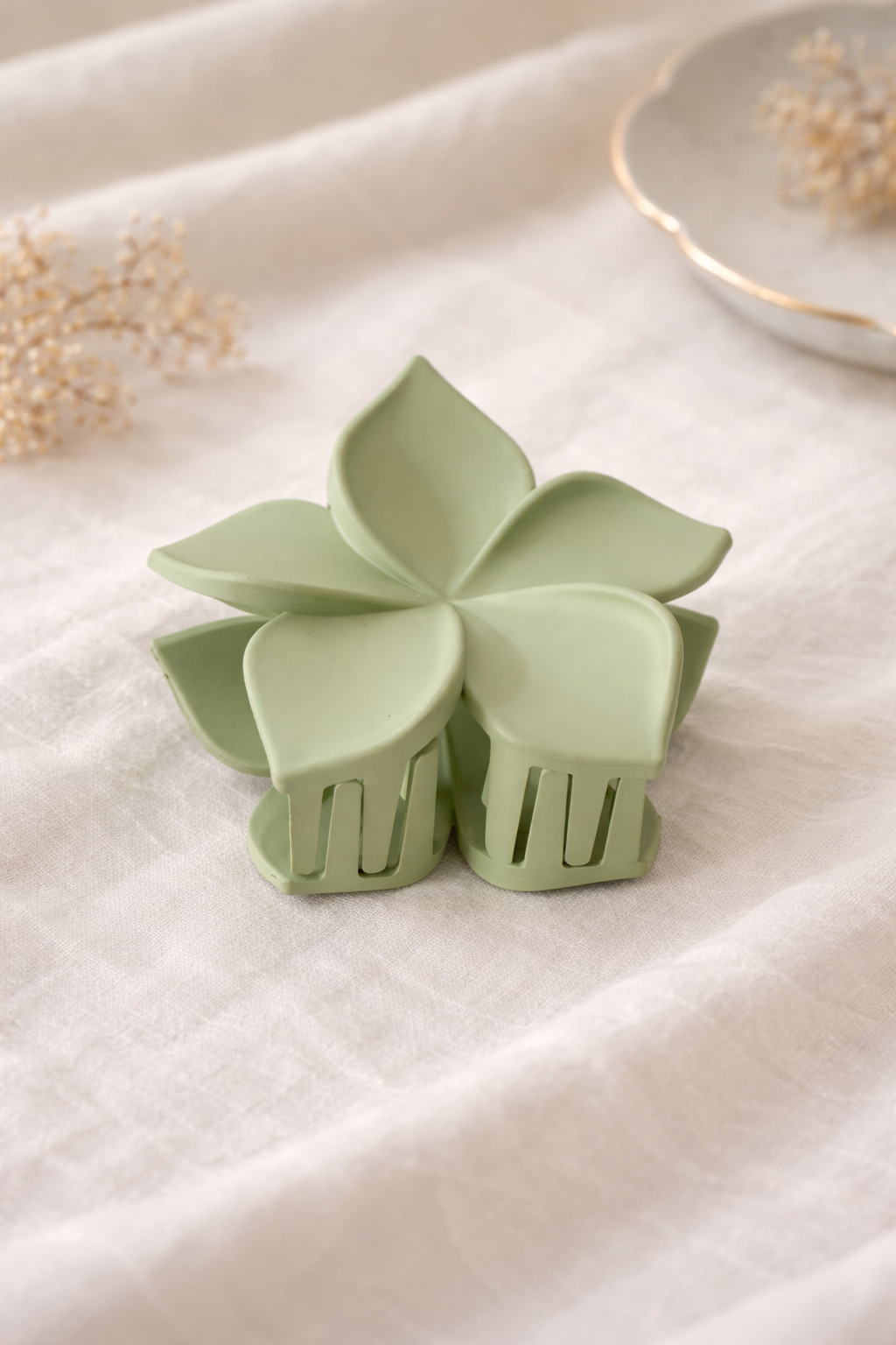 Soft Bloom Hair Claw